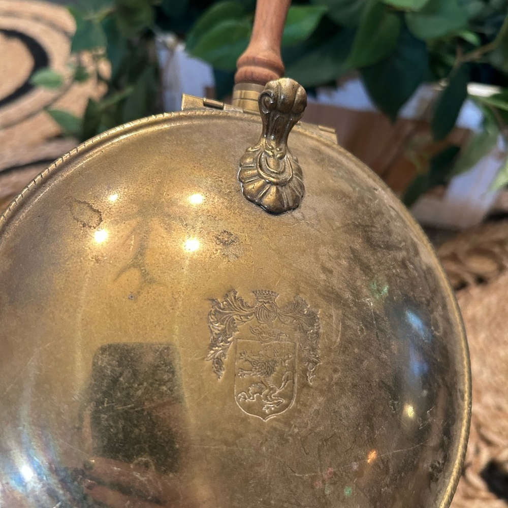 Vintage Brass Silent Butler Crumb Catcher coat of arms wooden handle made ITALY - Picture 3 of 12